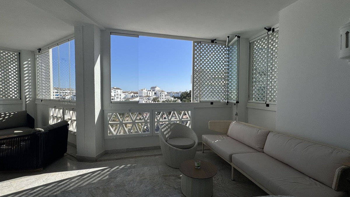 3 Bedroom Apartment in Marbella - Photo 2