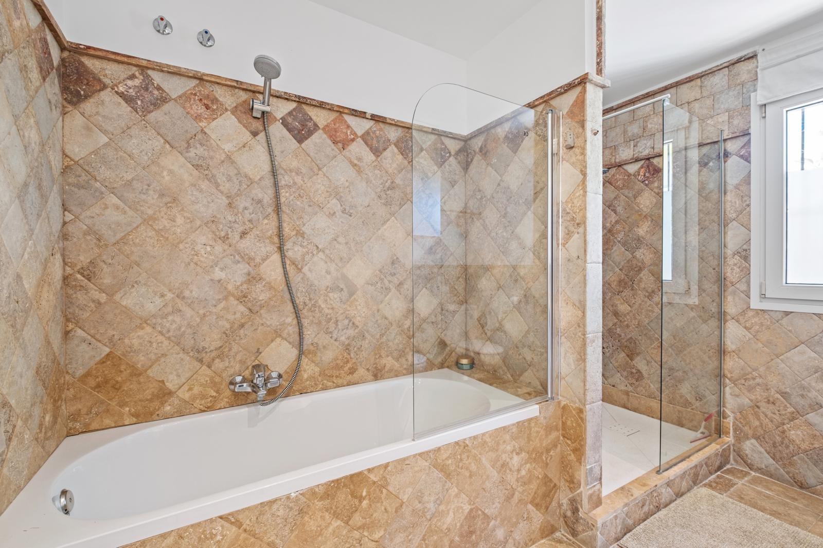 3 Bedroom Apartment in Marbella - Photo 18