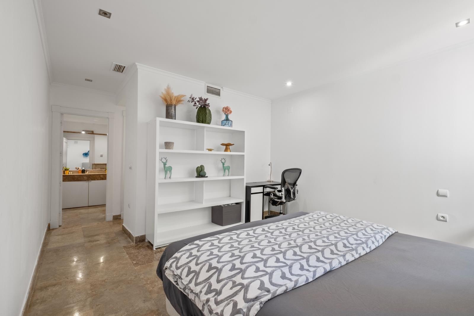3 Bedroom Apartment in Marbella - Photo 10