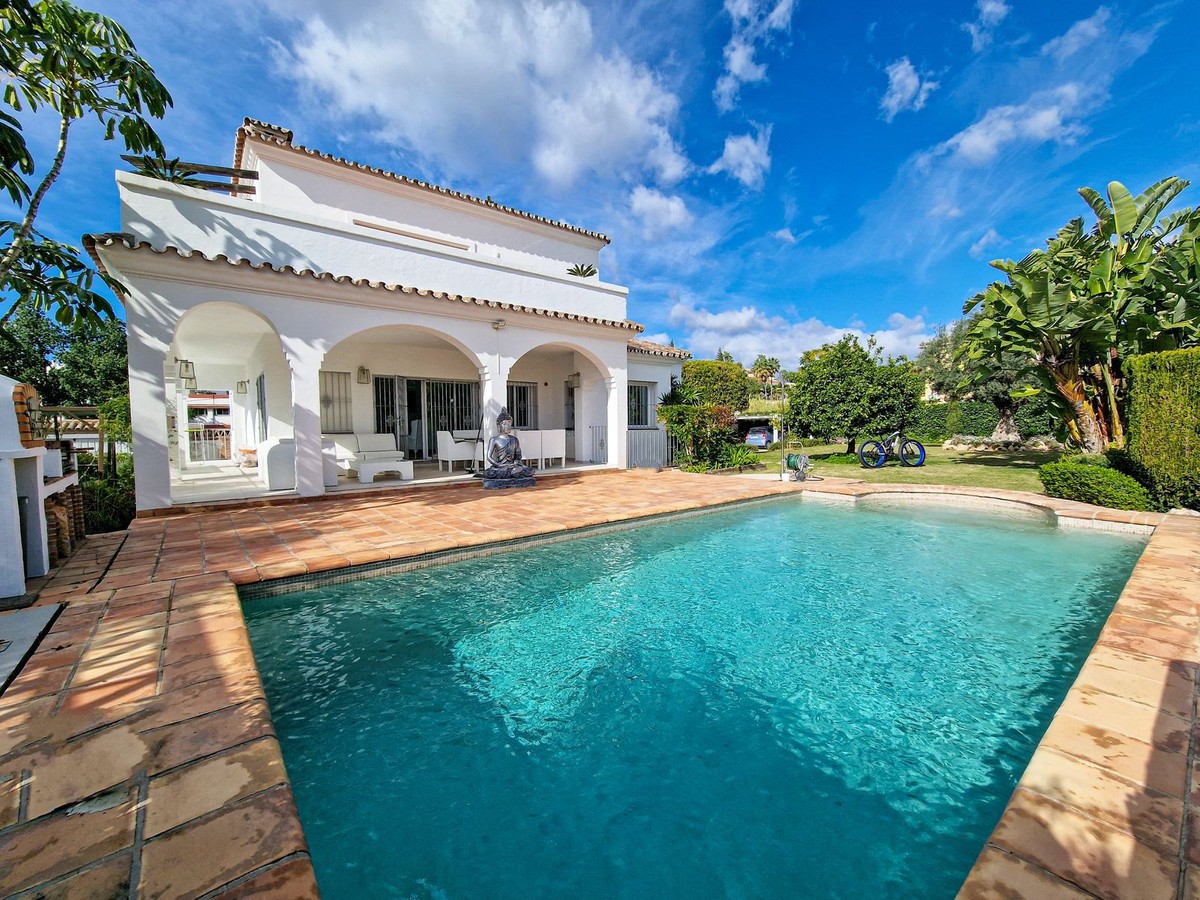 Villa in New Golden Mile