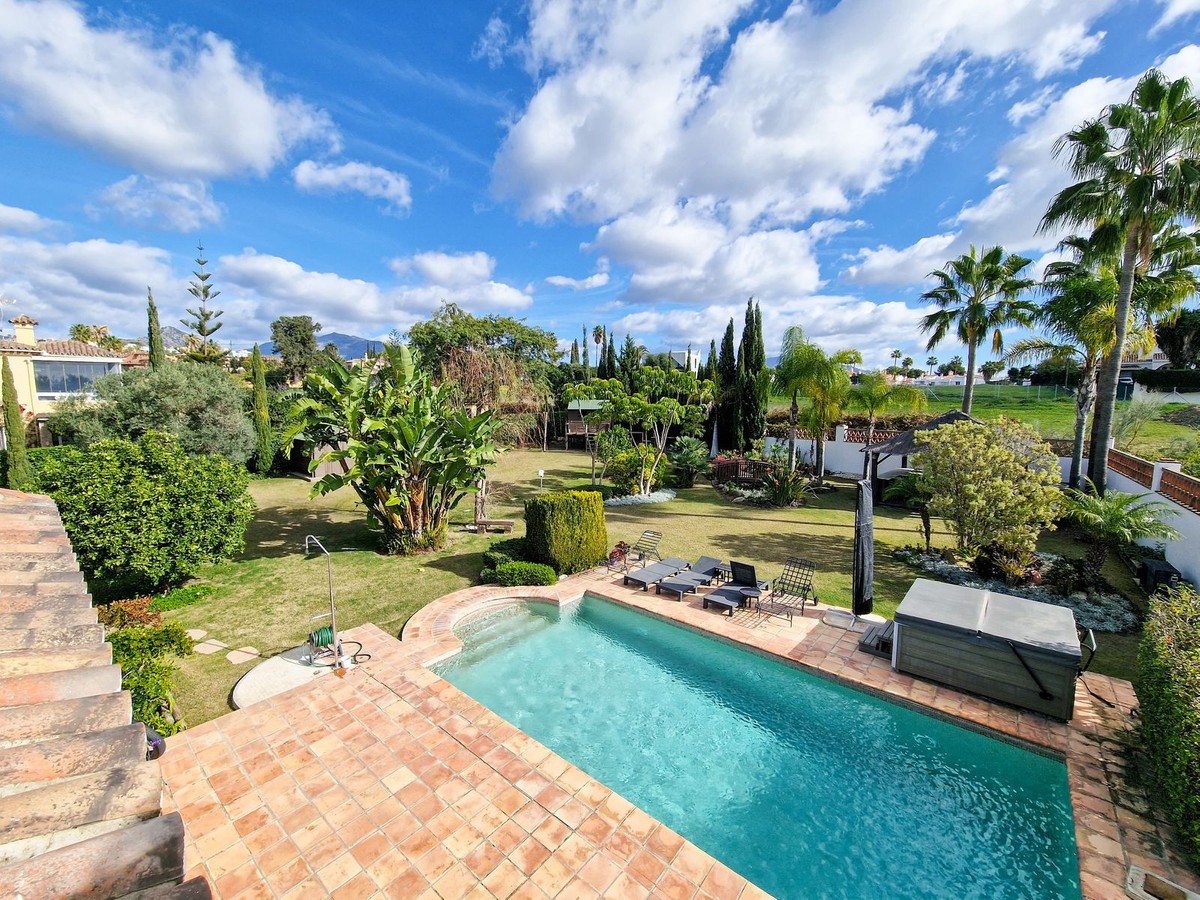 6 Bedroom Villa in Estepona - Photo 2