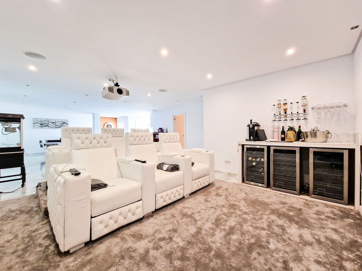 6 Bedroom Villa in Estepona - Photo 5
