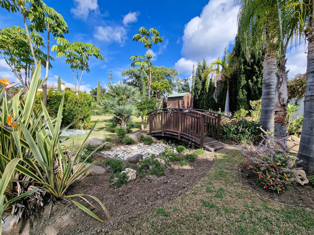 6 Bedroom Villa in Estepona - Photo 7
