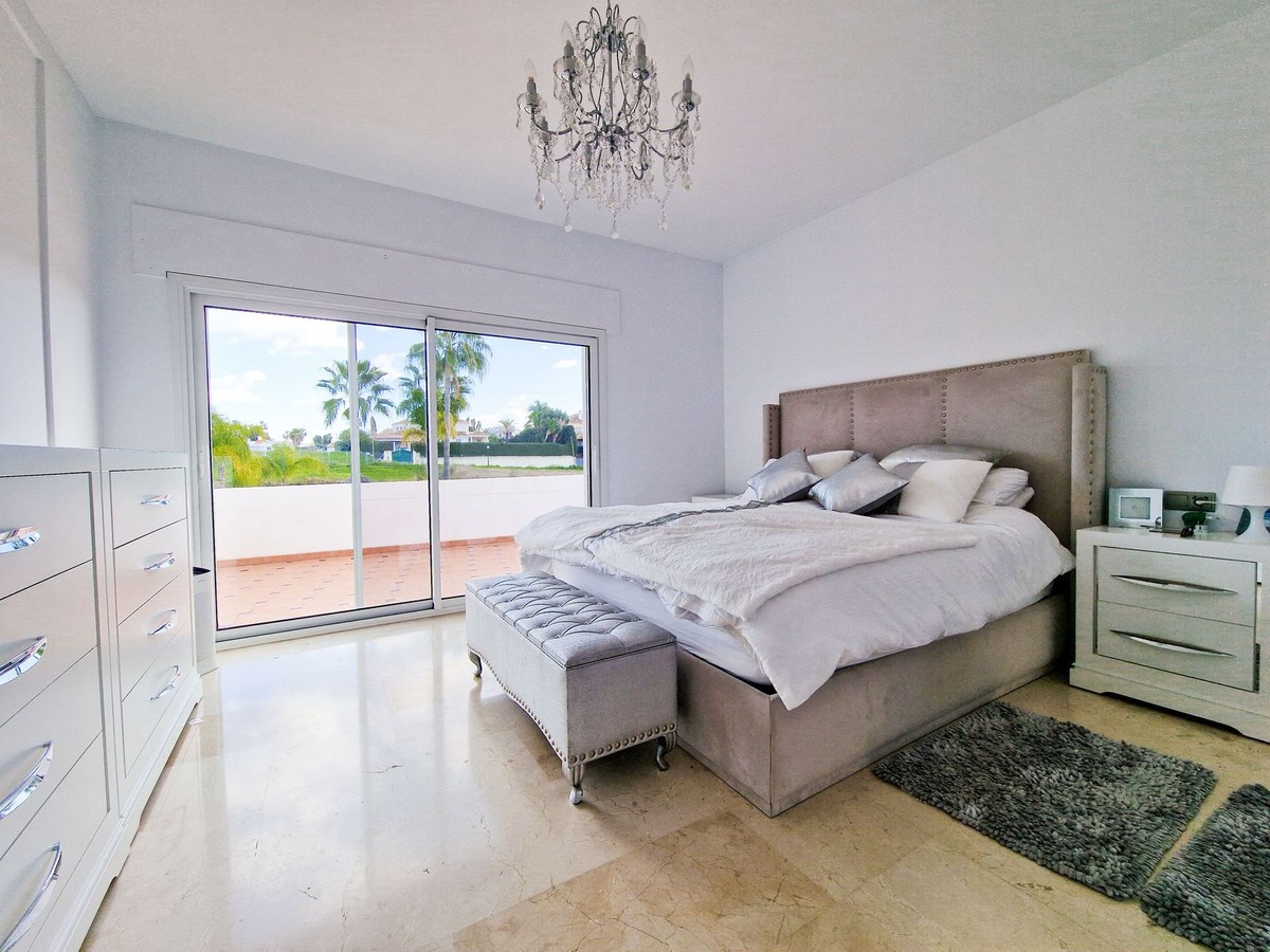 6 Bedroom Villa in Estepona - Photo 4