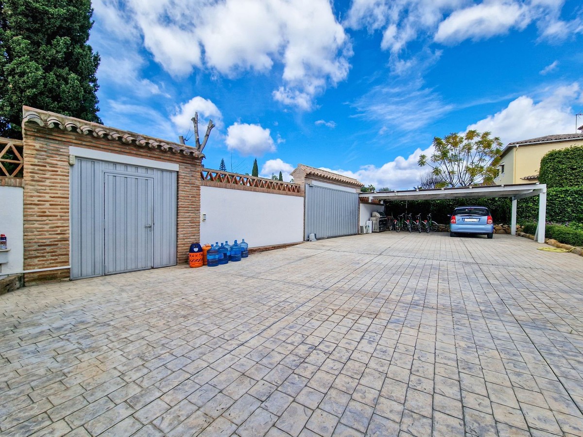 6 Bedroom Villa in Estepona - Photo 8