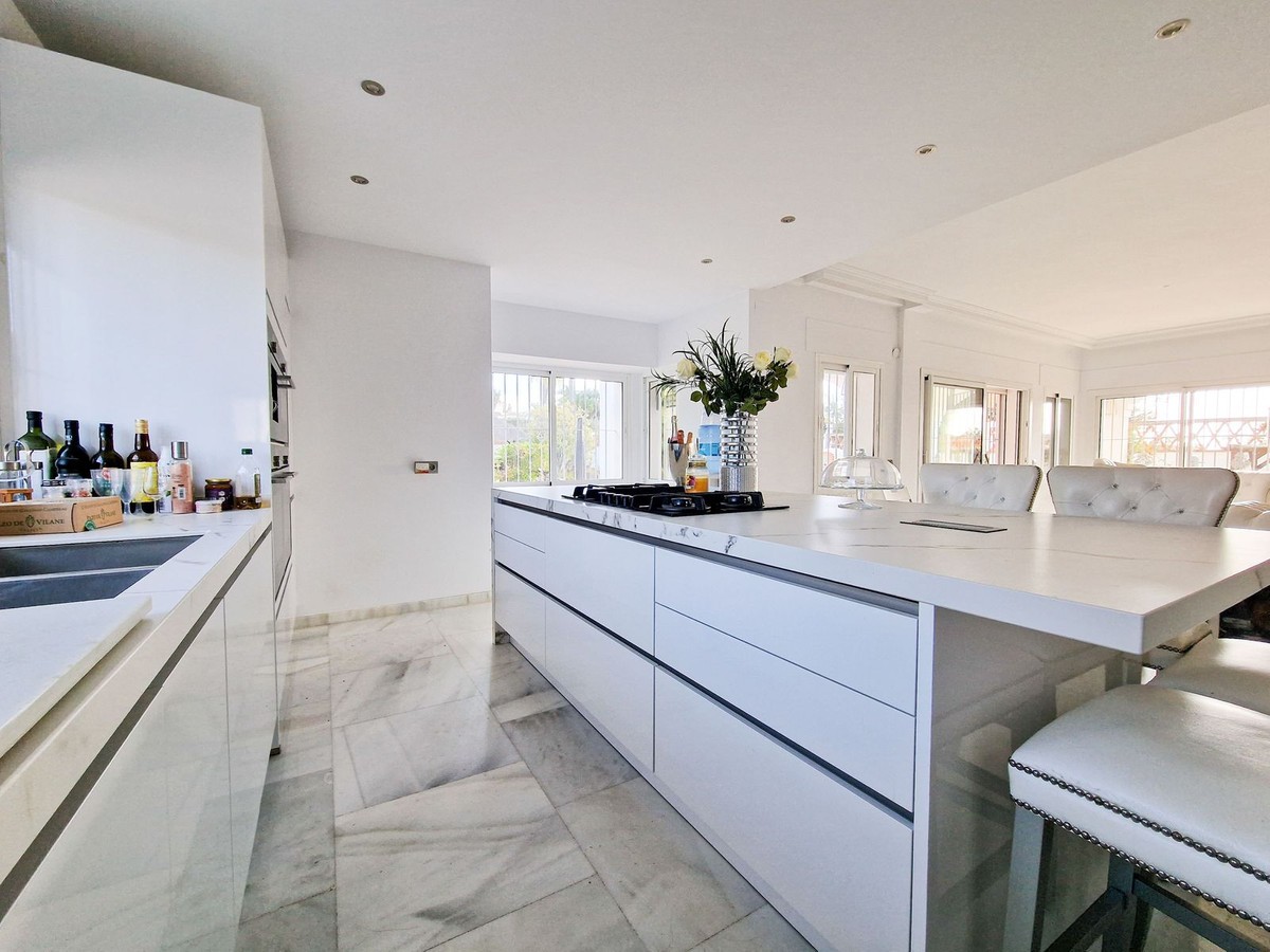 6 Bedroom Villa in Estepona - Photo 3