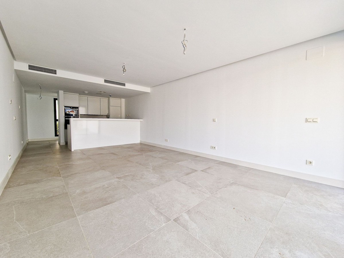 2 Bedroom Apartment in Marbella - Photo 3