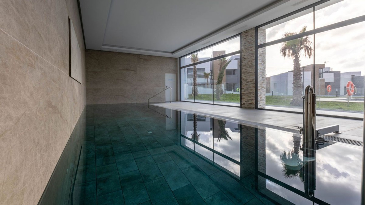 2 Bedroom Apartment in Marbella - Photo 15