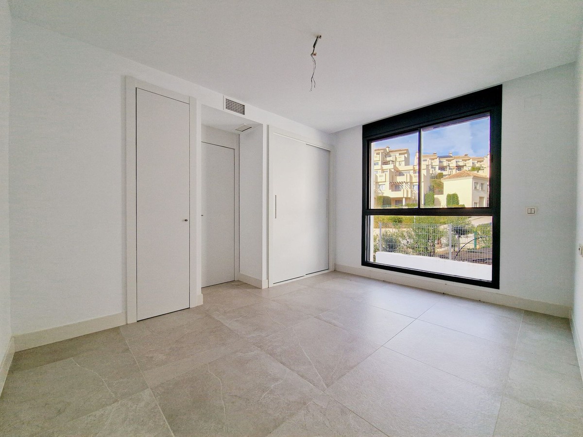2 Bedroom Apartment in Marbella - Photo 4