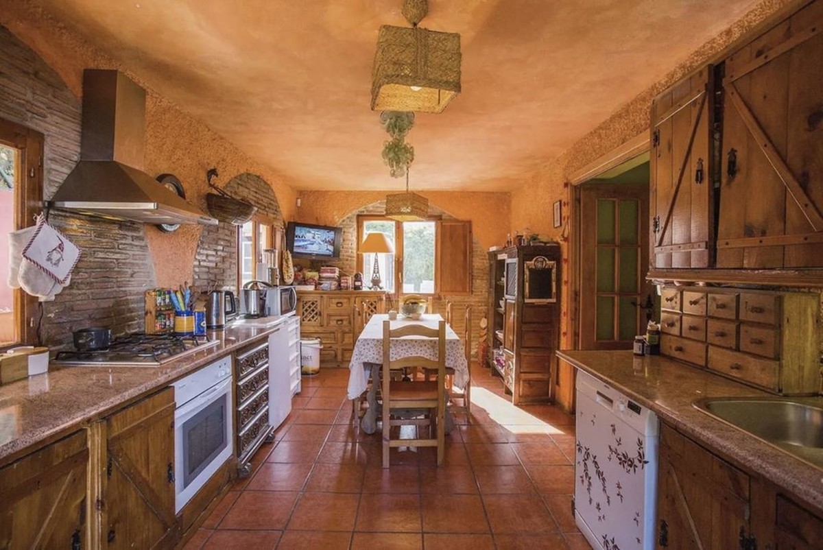 5 Bedroom Villa in Marbella - Photo 3