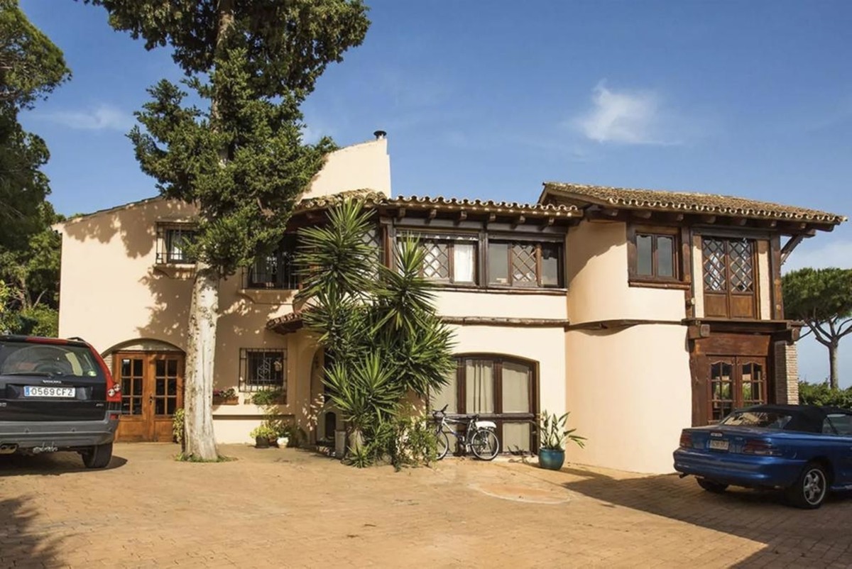 Villa in Artola