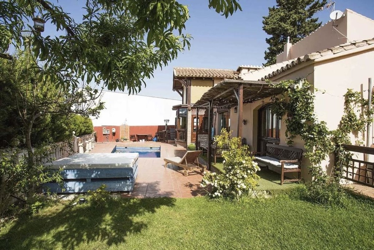 5 Bedroom Villa in Marbella - Photo 2