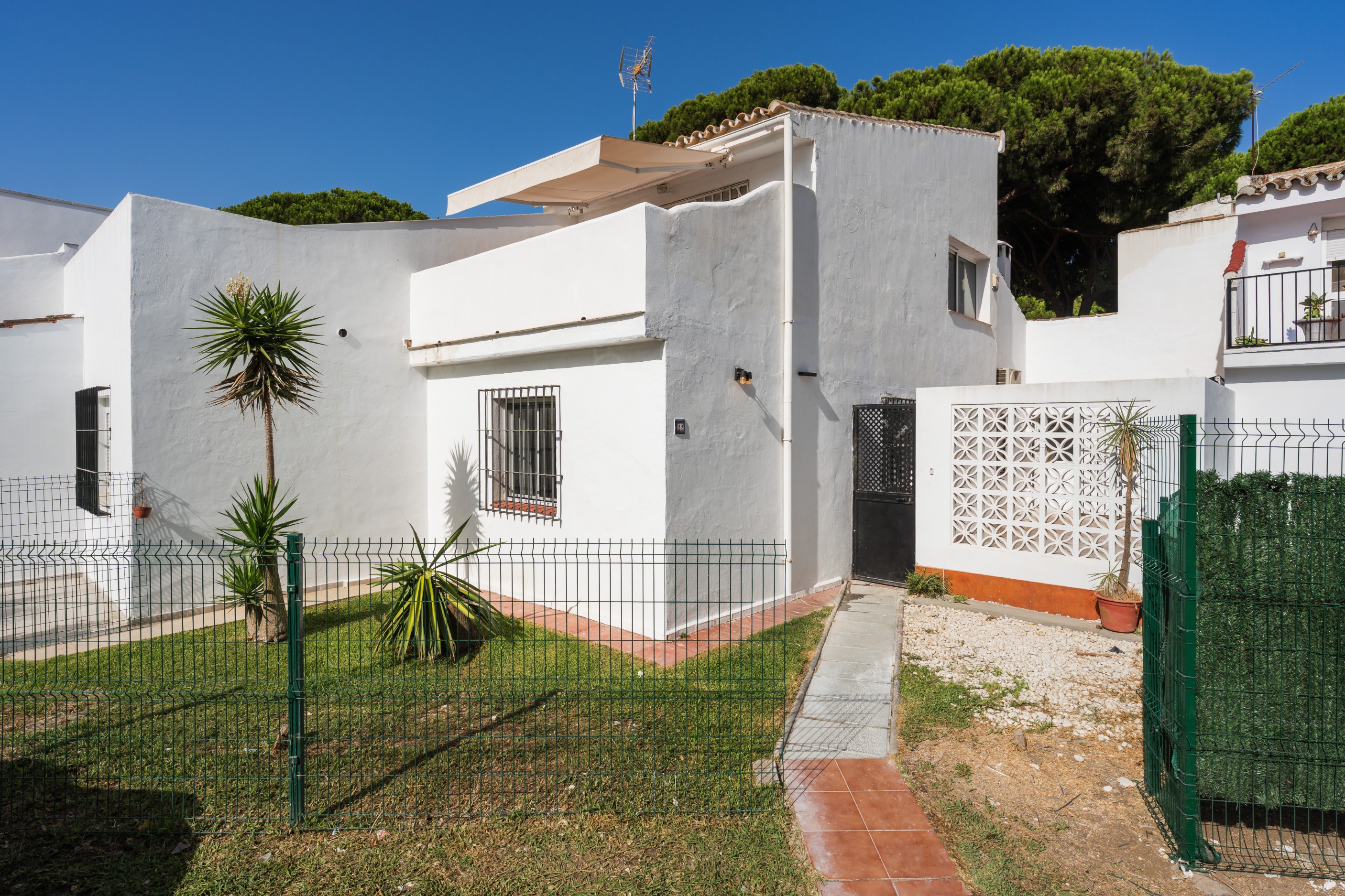 4 Bedroom Townhouse in Estepona - Photo 2