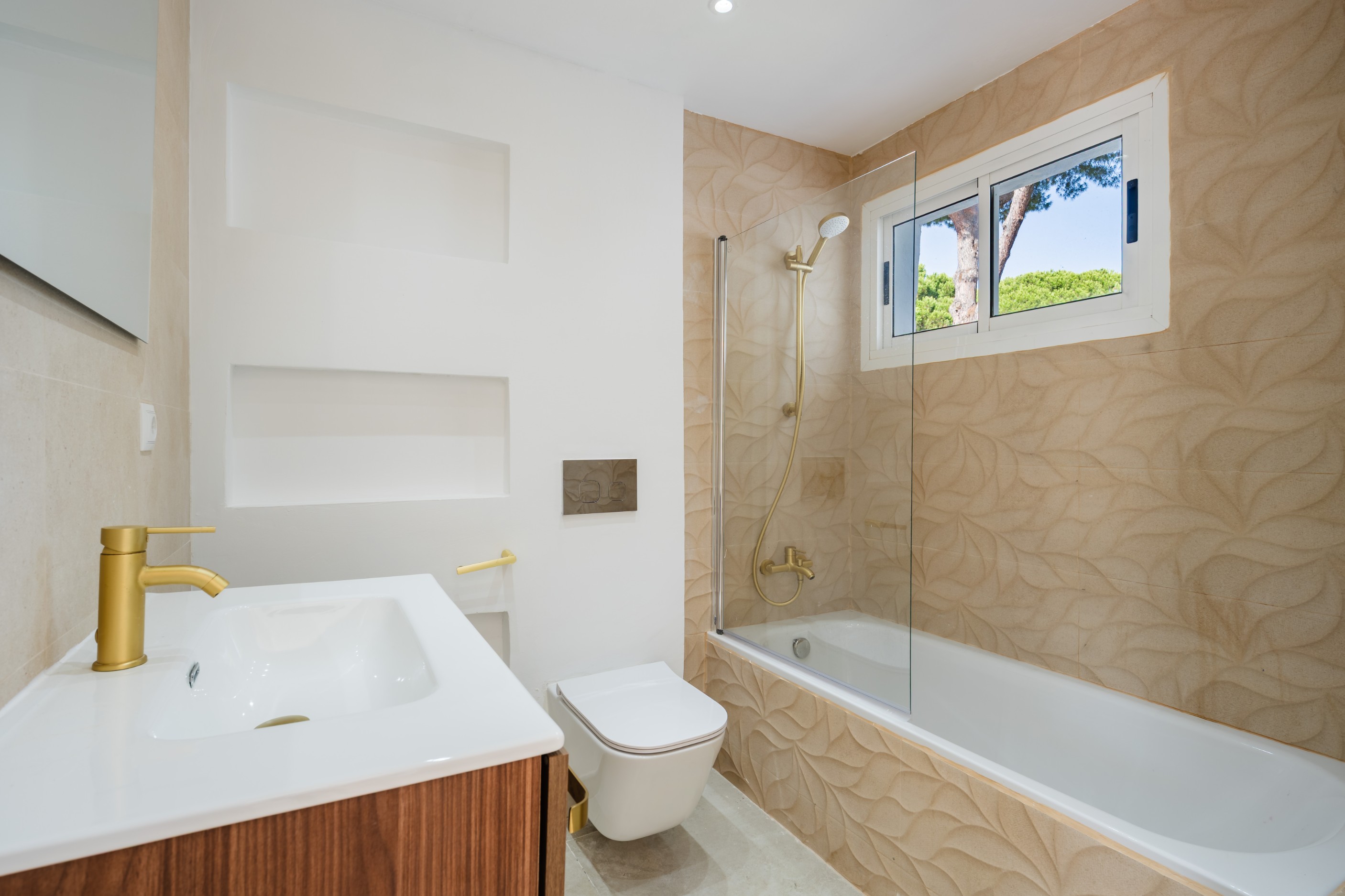 4 Bedroom Townhouse in Estepona - Photo 17