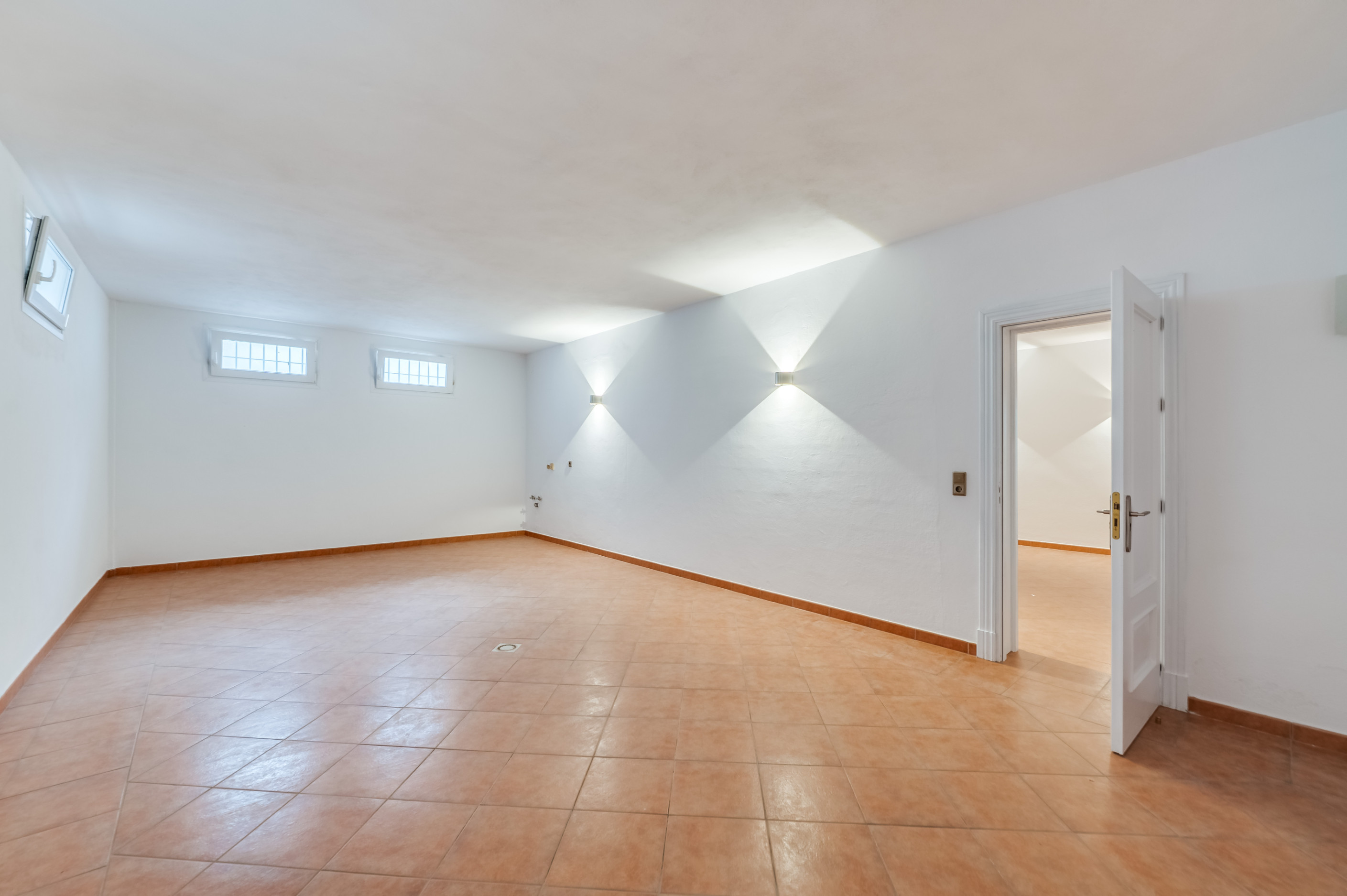 4 Bedroom Villa in Marbella - Photo 29