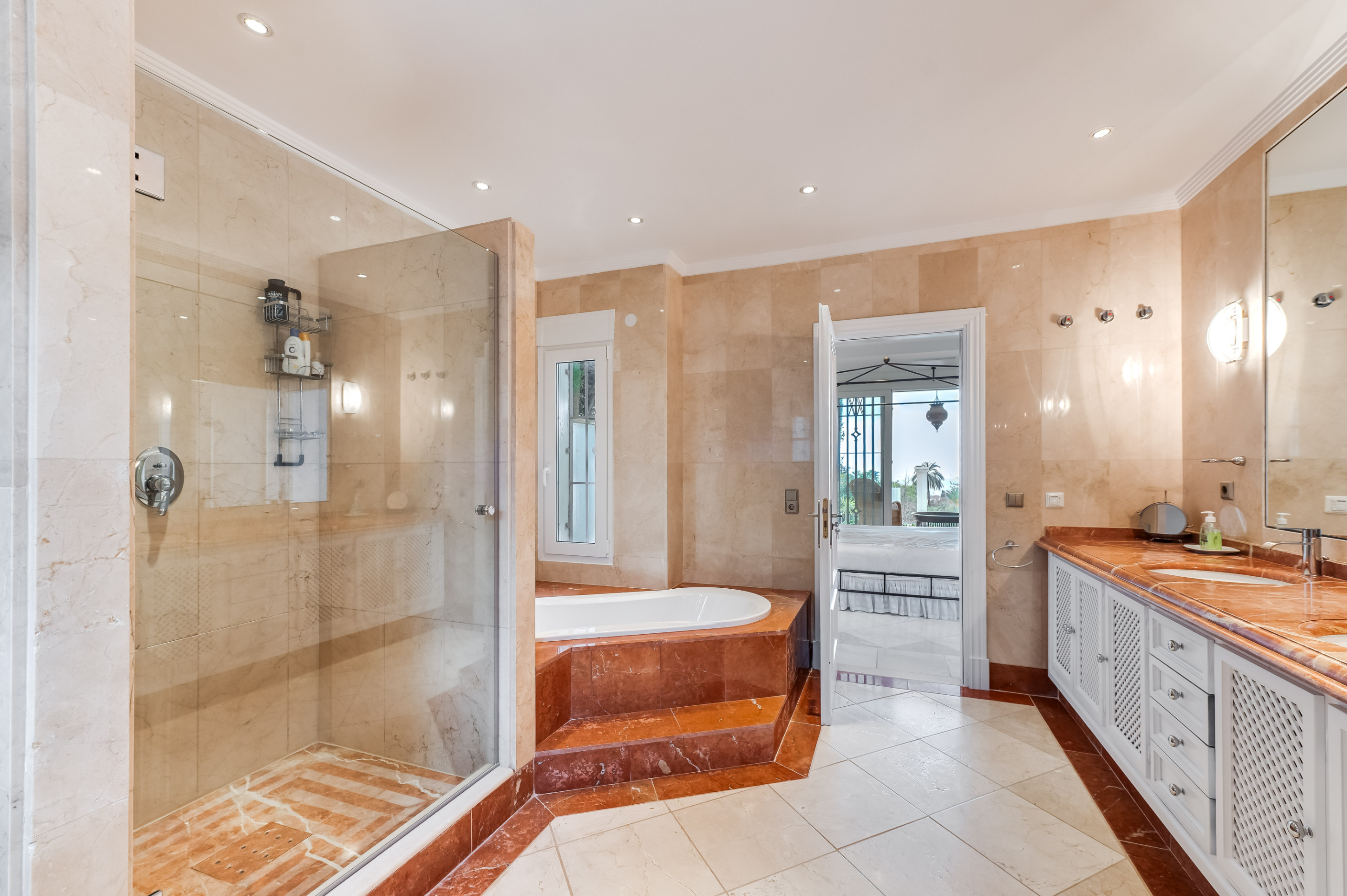 4 Bedroom Villa in Marbella - Photo 26