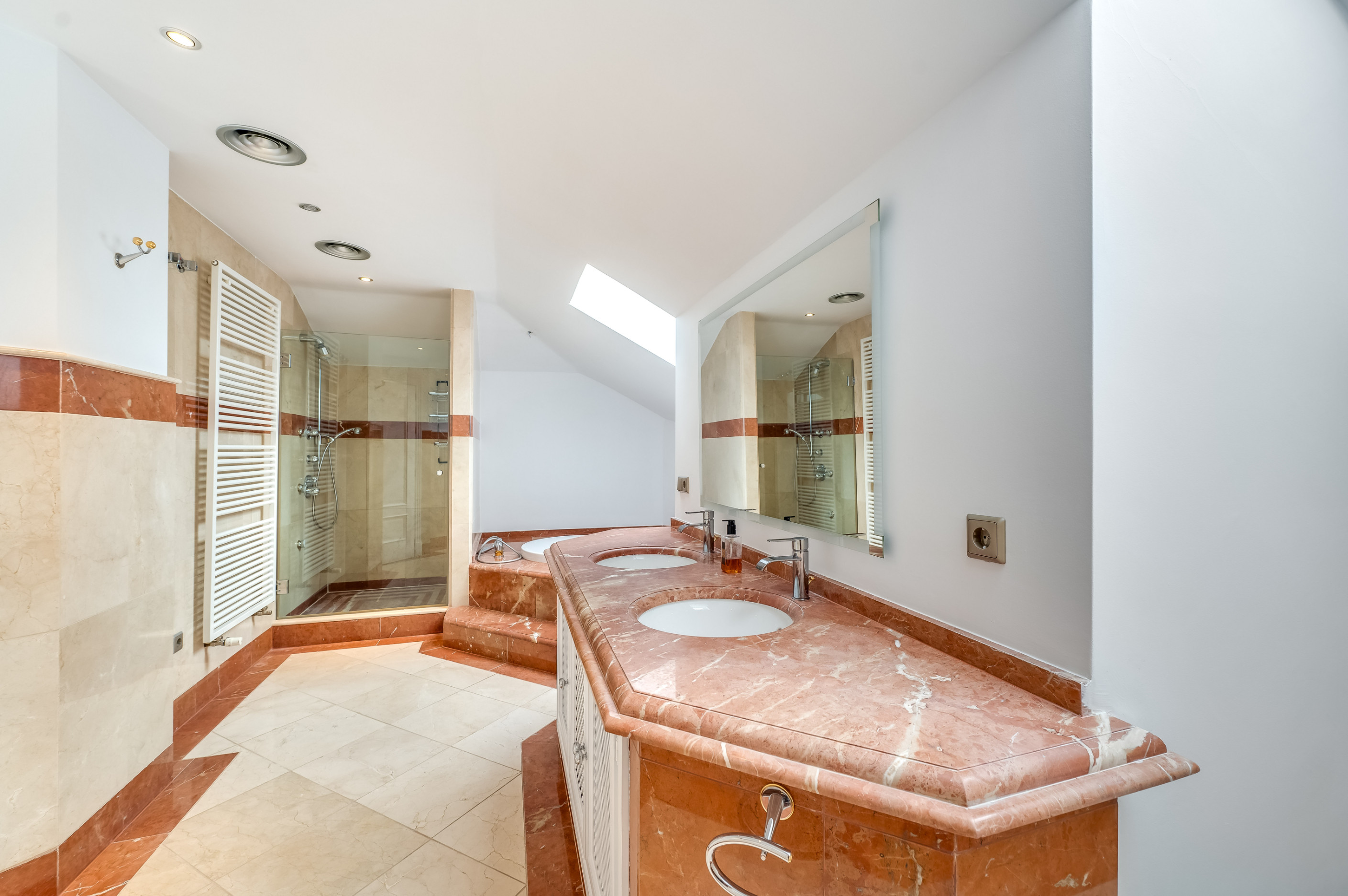 4 Bedroom Villa in Marbella - Photo 21