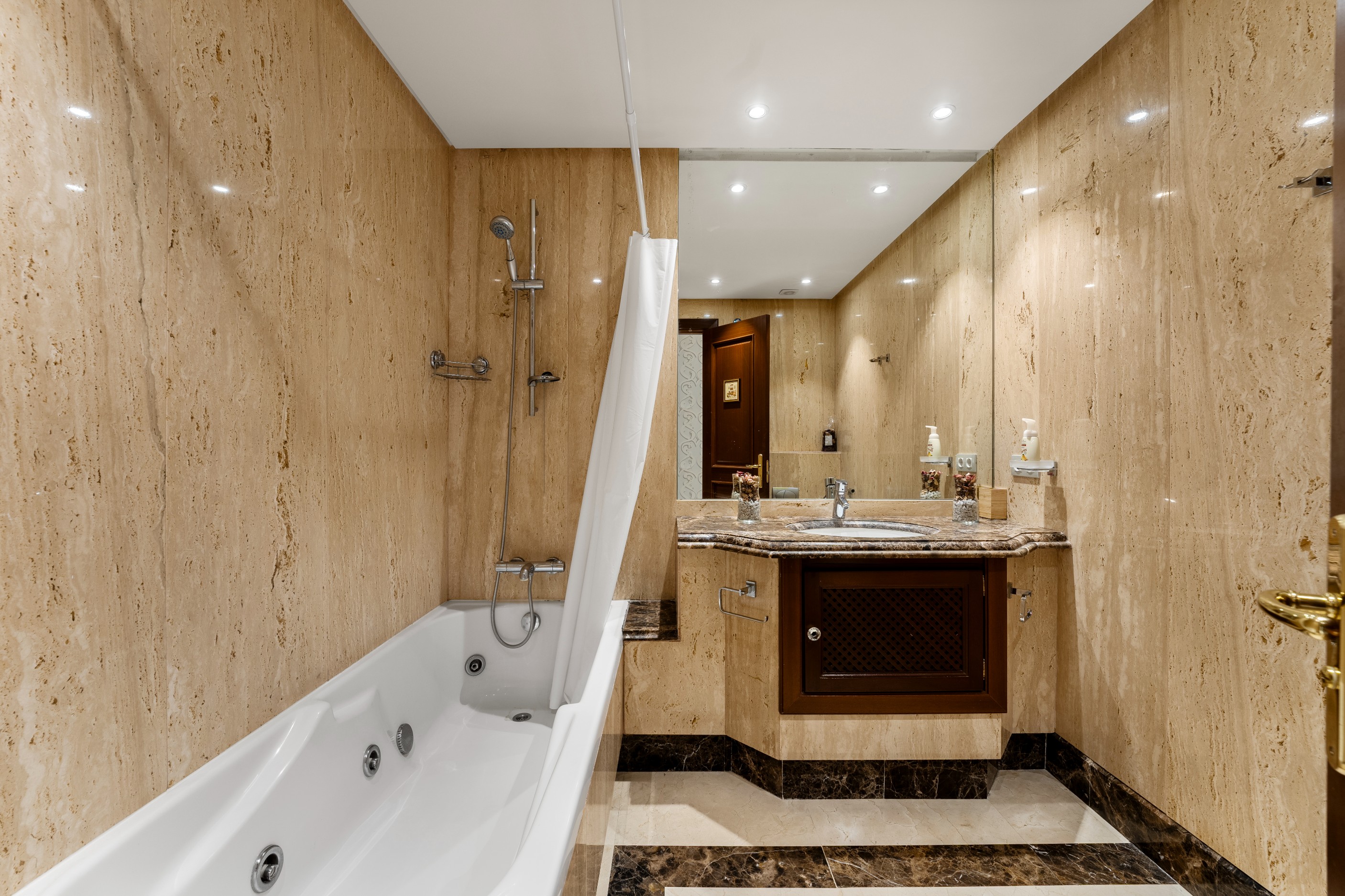 4 Bedroom Apartment in Estepona - Photo 14