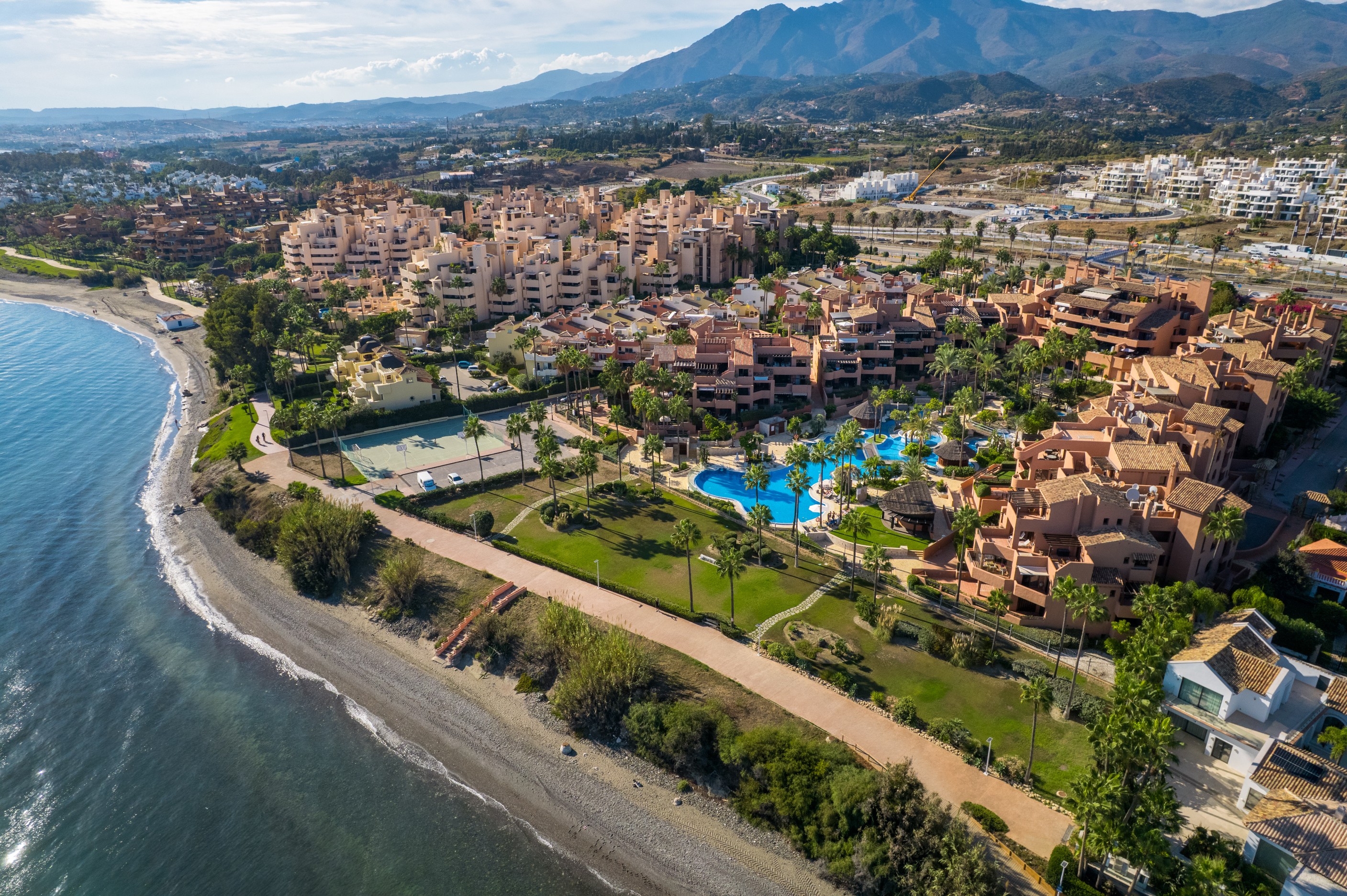 4 Bedroom Apartment in Estepona - Photo 2