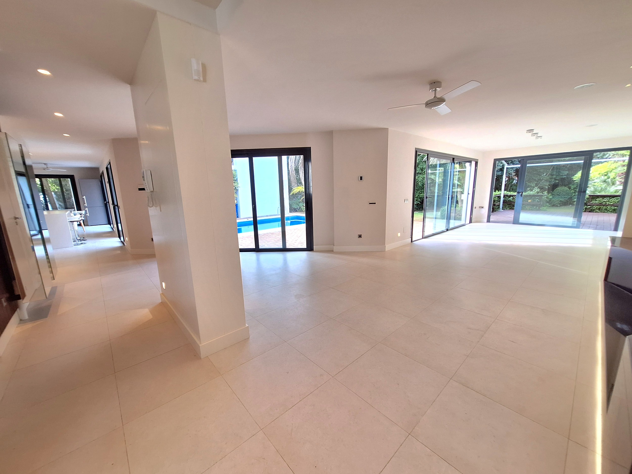 5 Bedroom Villa in Marbella - Photo 2