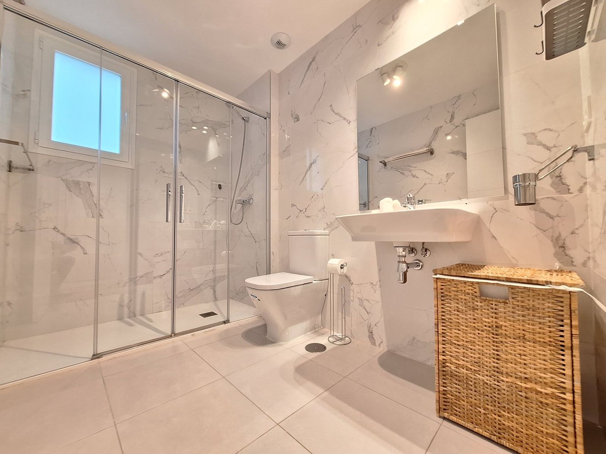 2 Bedroom Apartment in Marbella - Photo 5