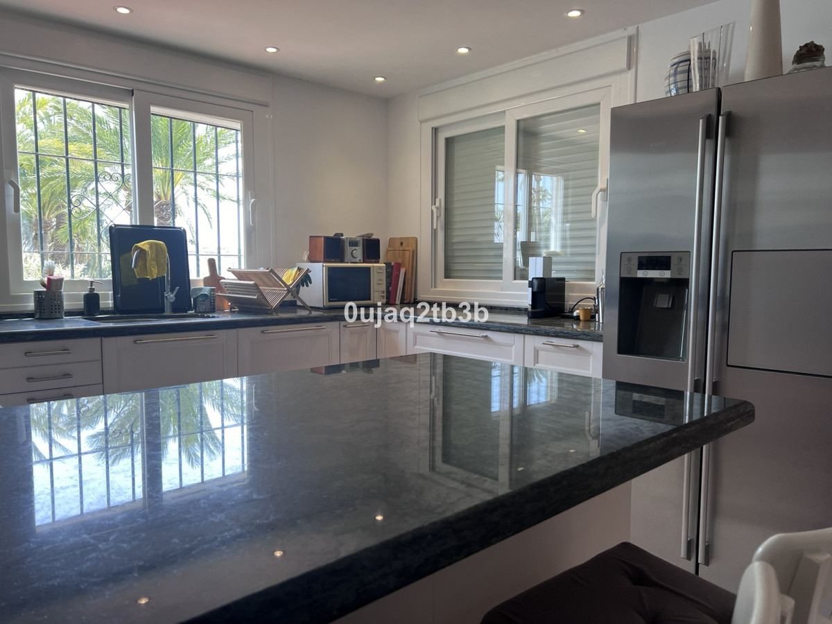 4 Bedroom Apartment in Marbella - Photo 8