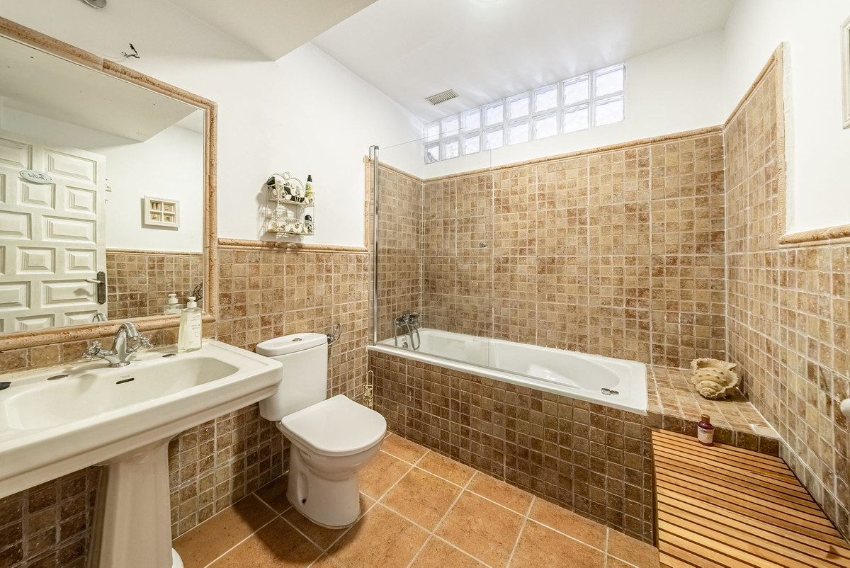 6 Bedroom Villa in Alhaurín de la Torre - Photo 24