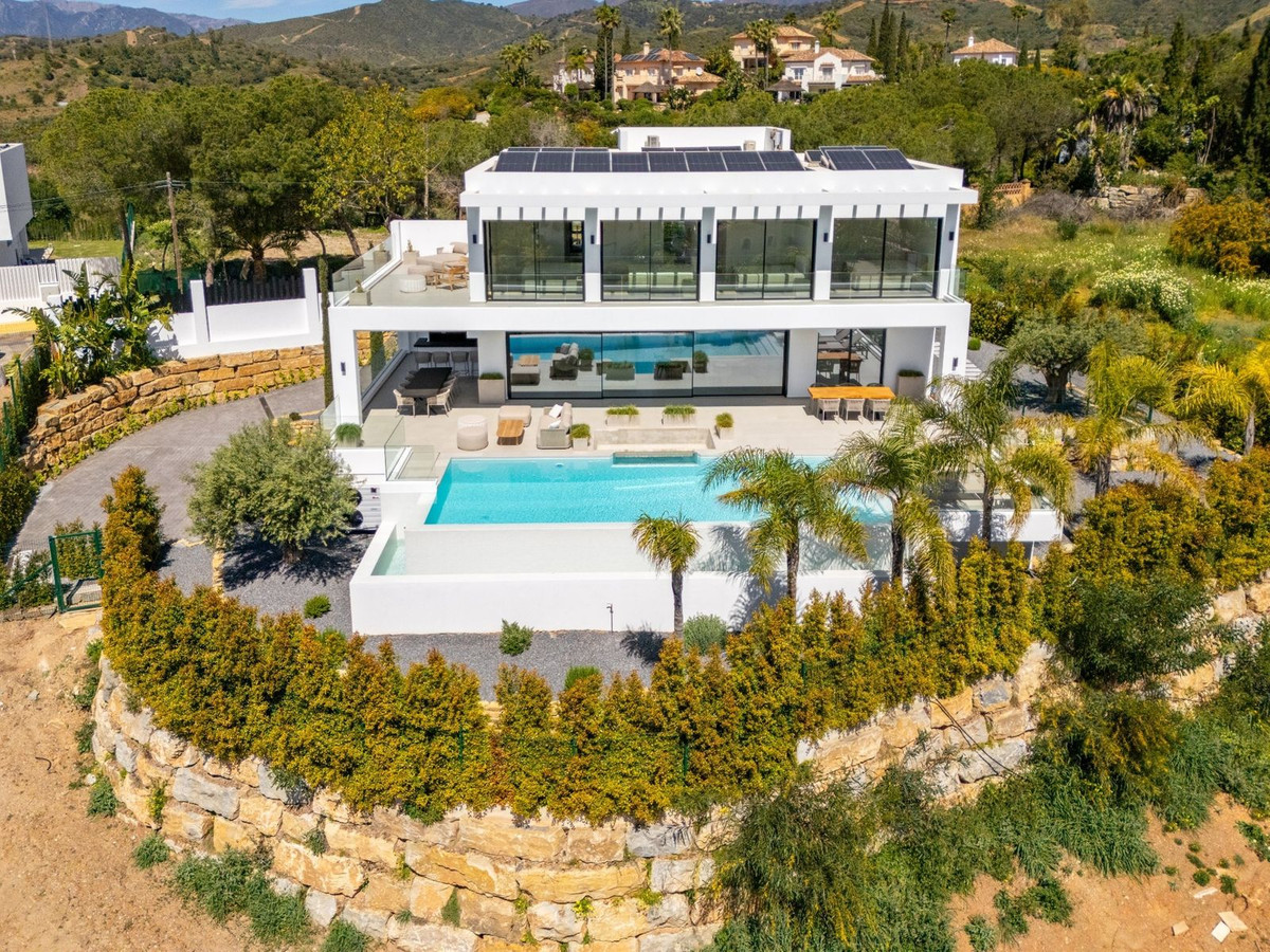 5 Bedroom Villa in Marbella - Photo 2