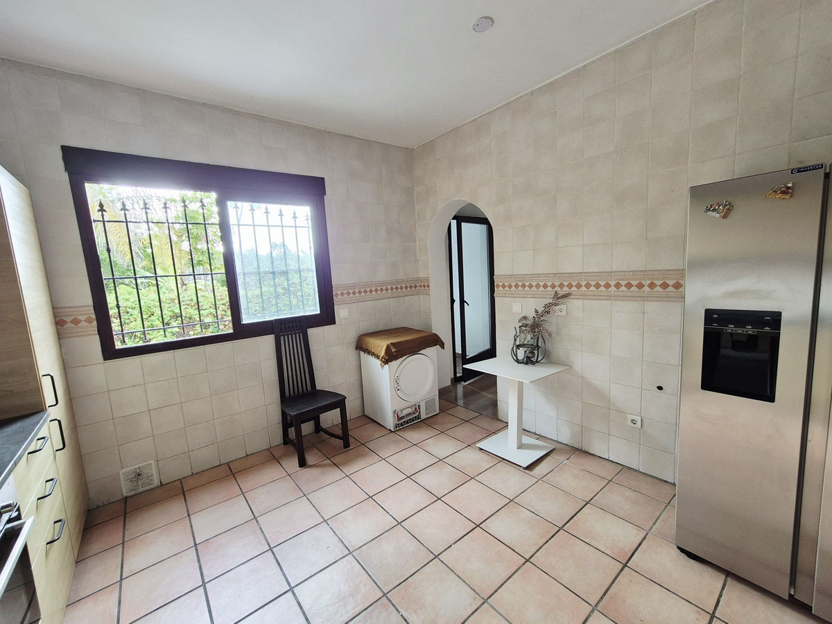 4 Bedroom Villa in San Pedro de Alcántara - Photo 29