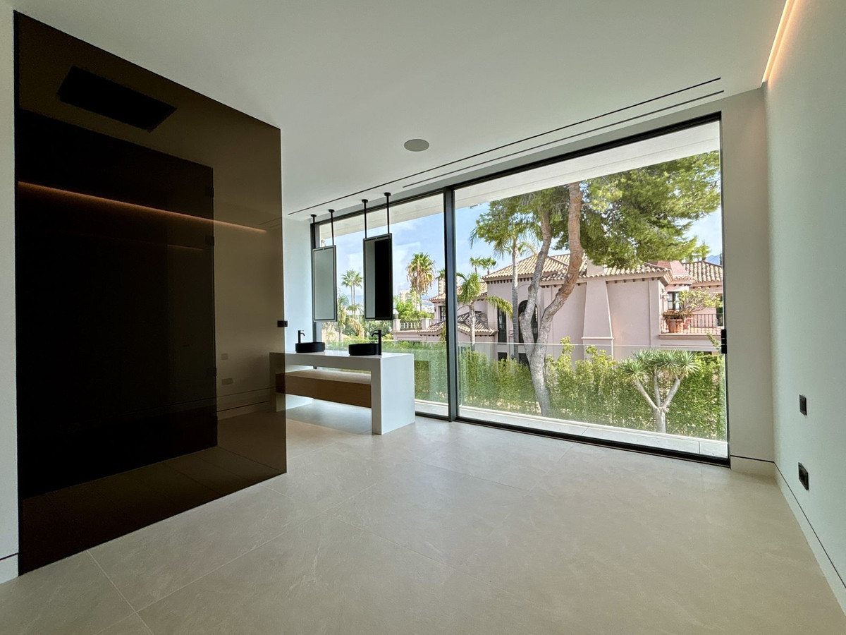 4 Bedroom Villa in Marbella - Photo 25