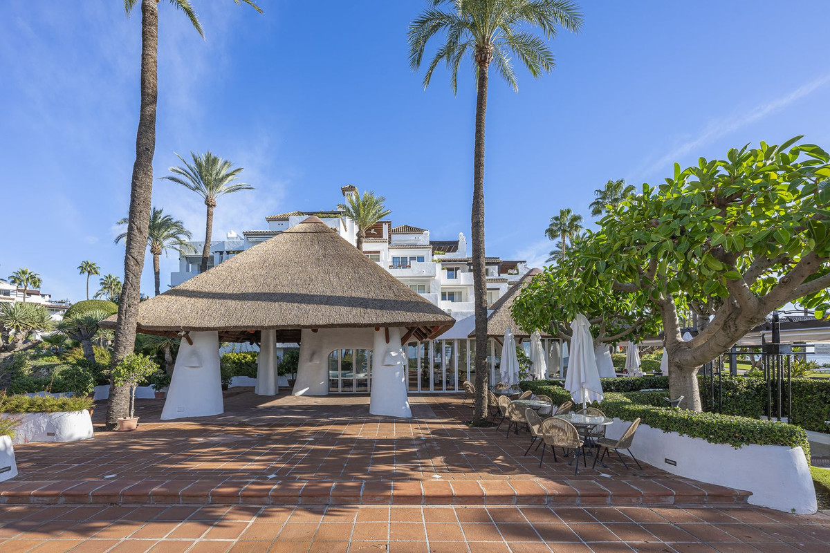 3 Bedroom Apartment in Estepona - Photo 8