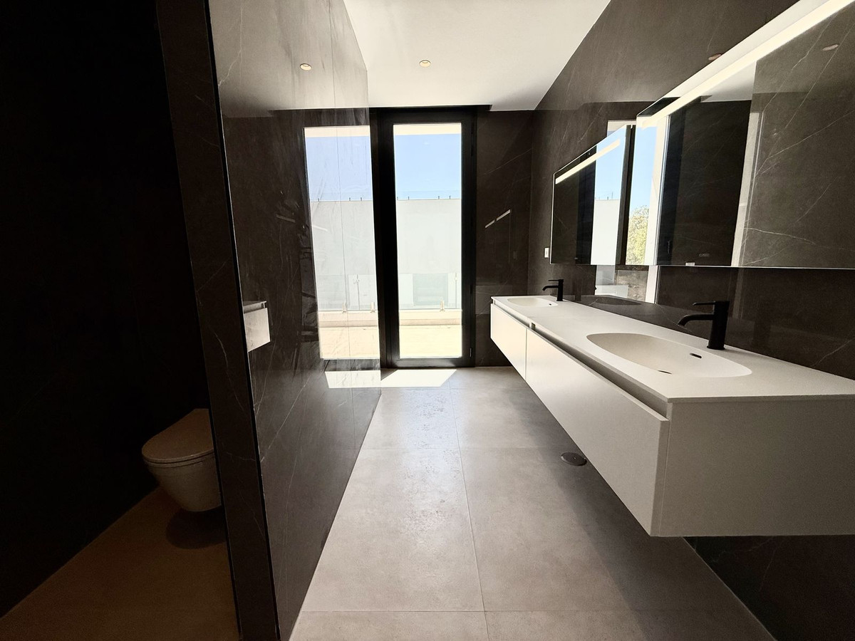 6 Bedroom Villa in Estepona - Photo 31