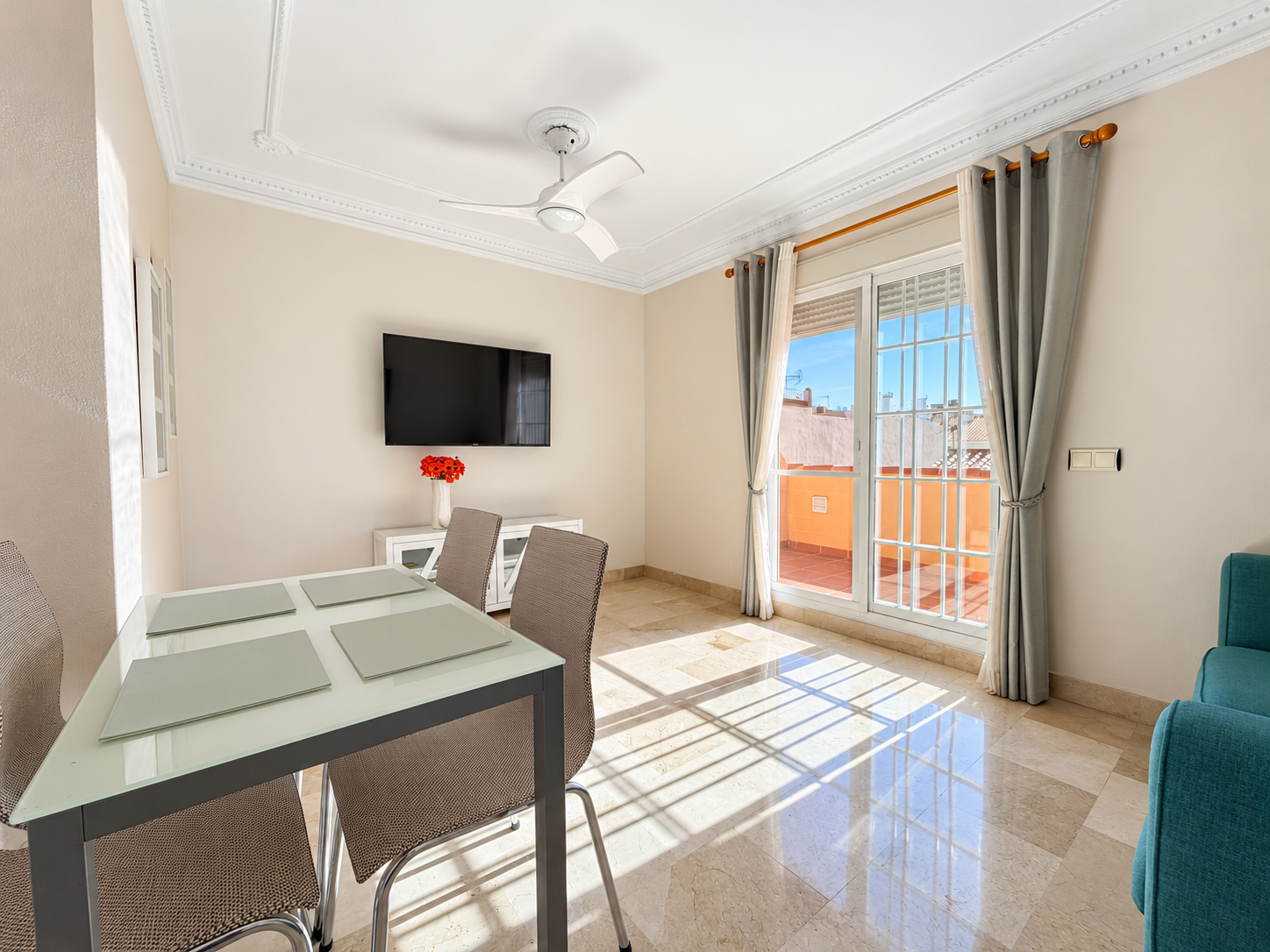 2 Bedroom Penthouse in Fuengirola - Photo 2