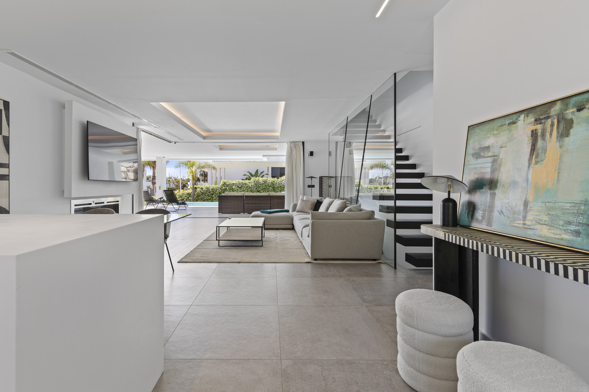 4 Bedroom Villa in Estepona - Photo 8