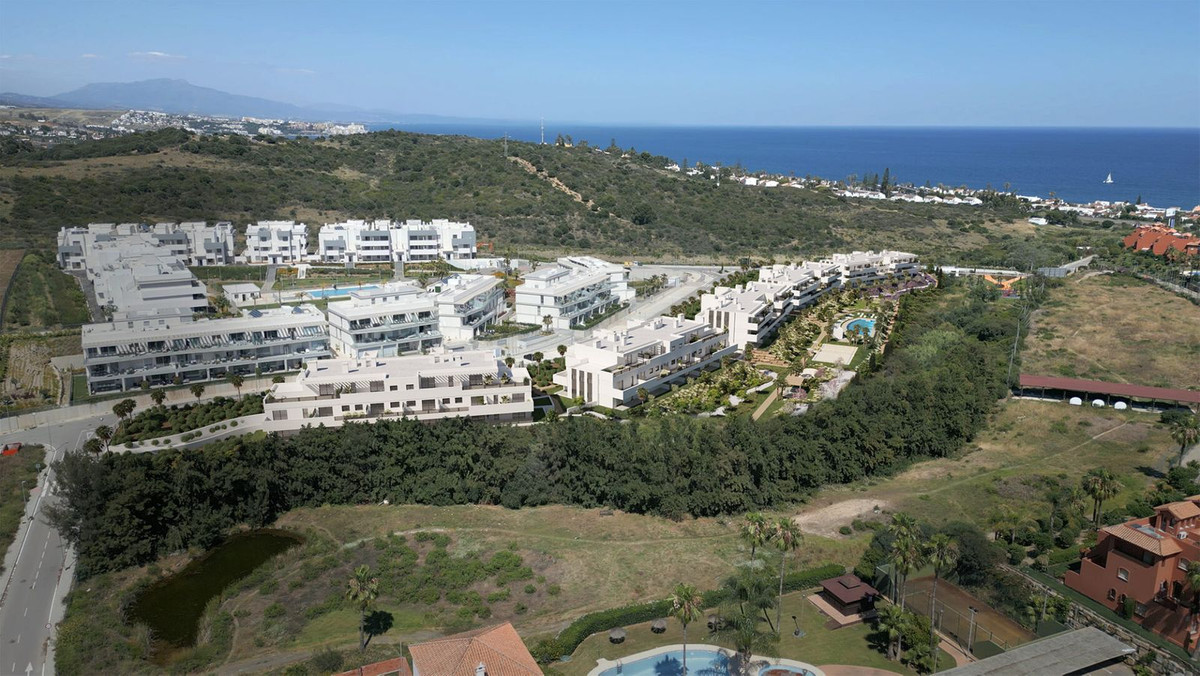 2 Bedroom Penthouse in Estepona - Photo 15