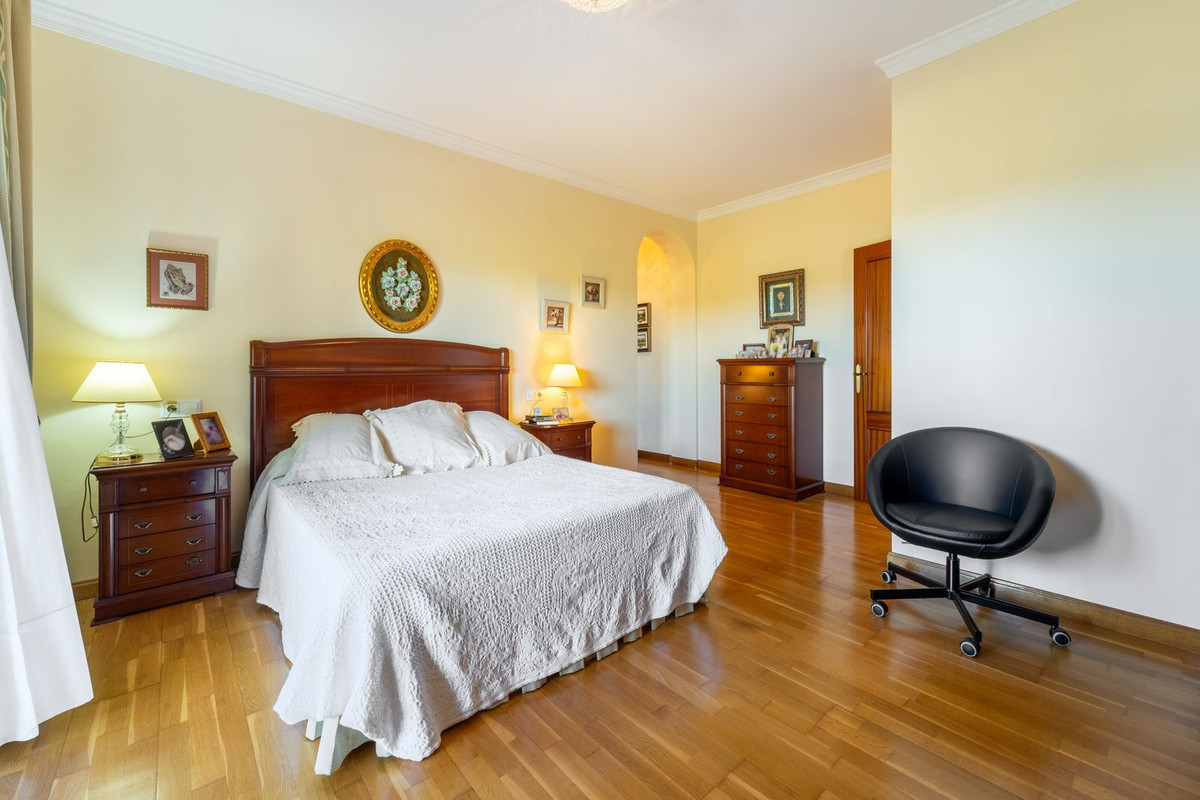 6 Bedroom Villa in Marbella - Photo 8