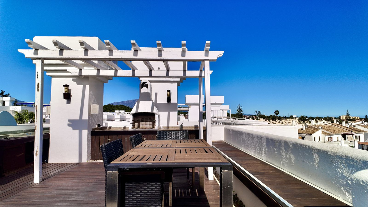 2 Bedroom Penthouse in Estepona - Photo 22