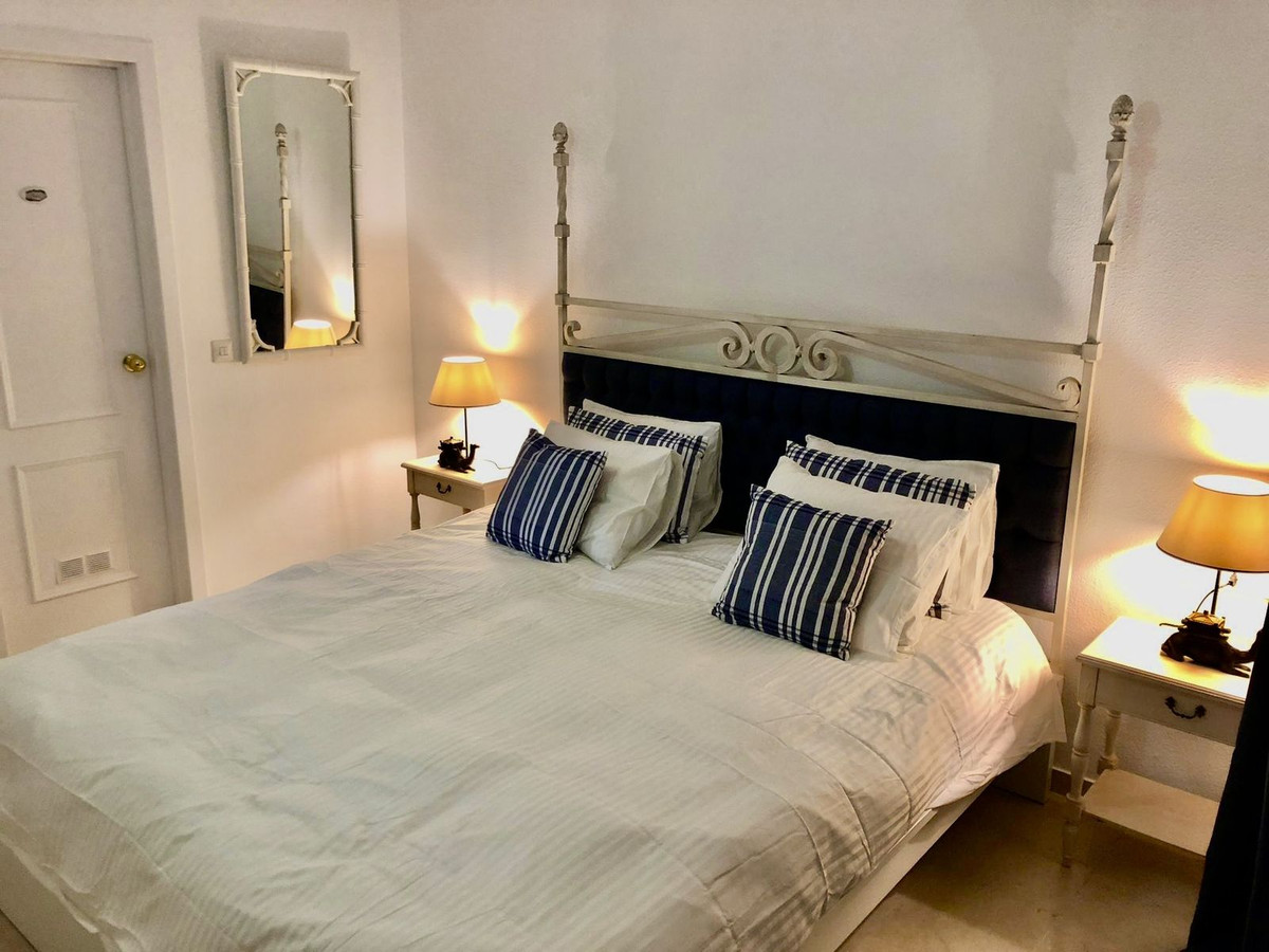 1 Bedroom Penthouse in Estepona - Photo 6