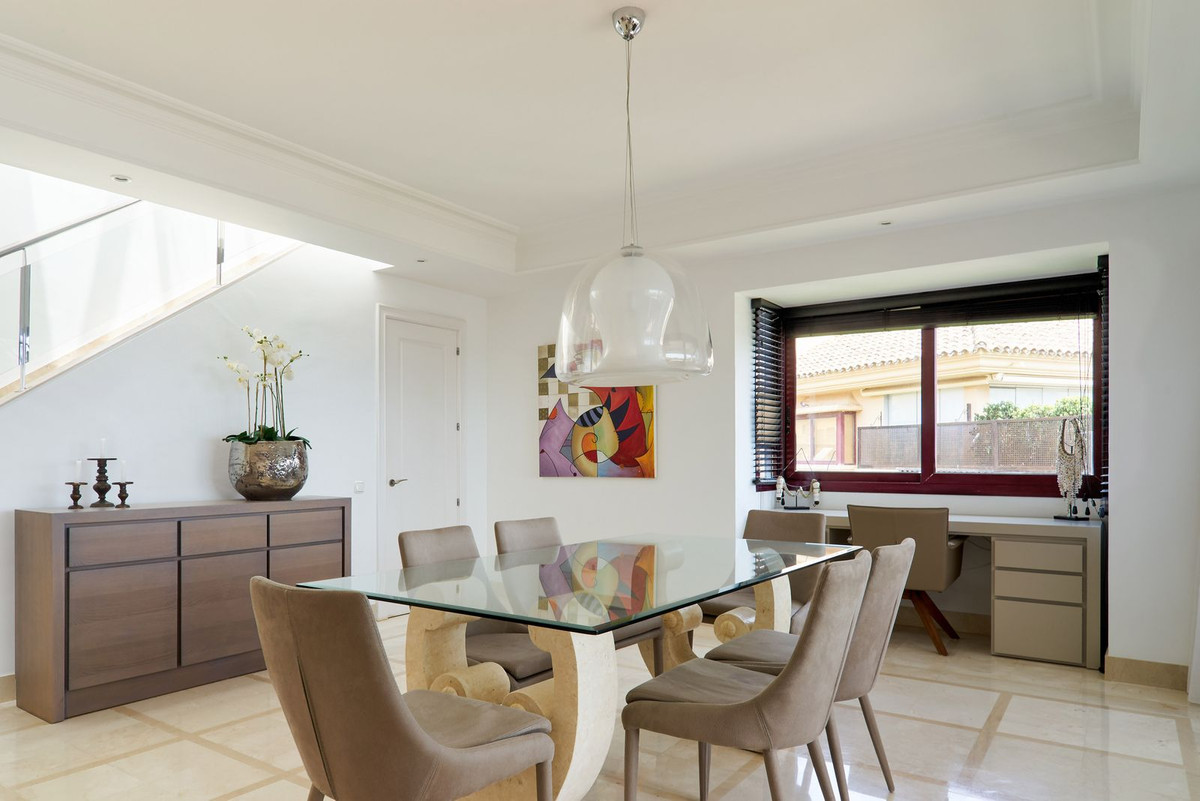 3 Bedroom Penthouse in Estepona - Photo 7