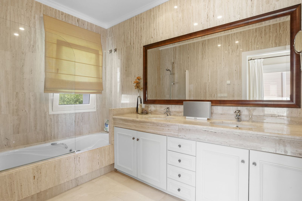 6 Bedroom Villa in Estepona - Photo 24
