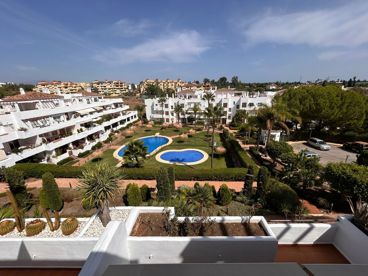 2 Bedroom Penthouse in Estepona - Photo 2