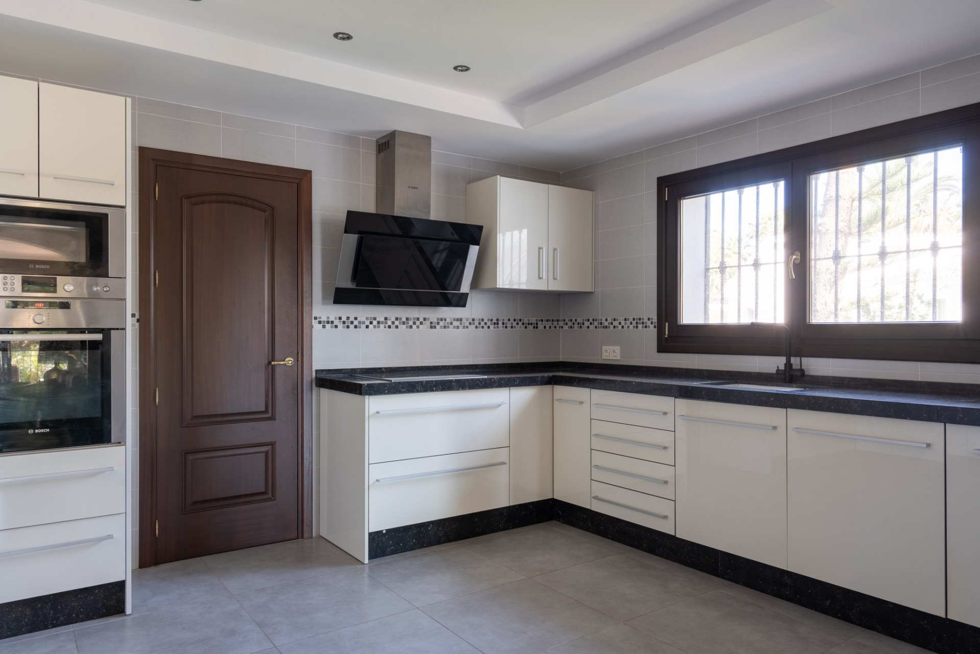 4 Bedroom Villa in Marbella - Photo 8