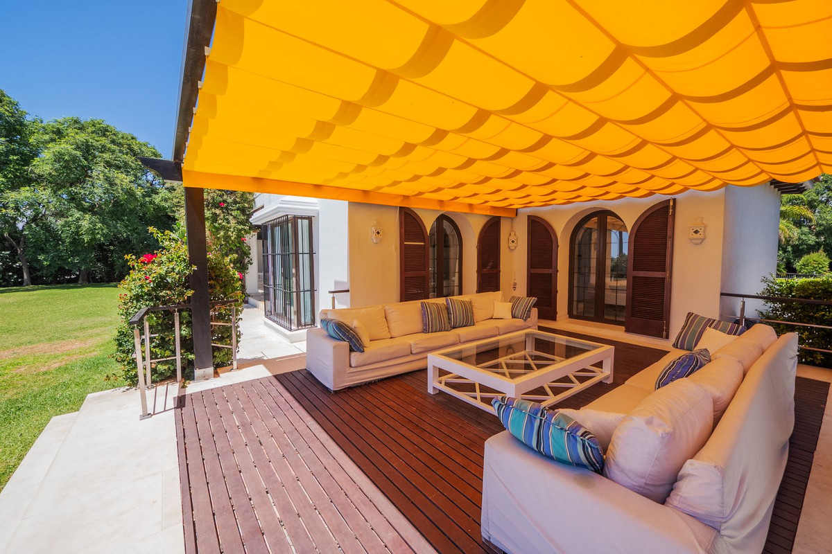 10 Bedroom Villa in Estepona - Photo 8