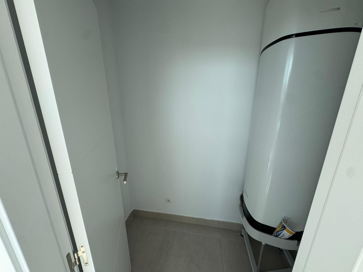 2 Bedroom Penthouse in Estepona - Photo 5