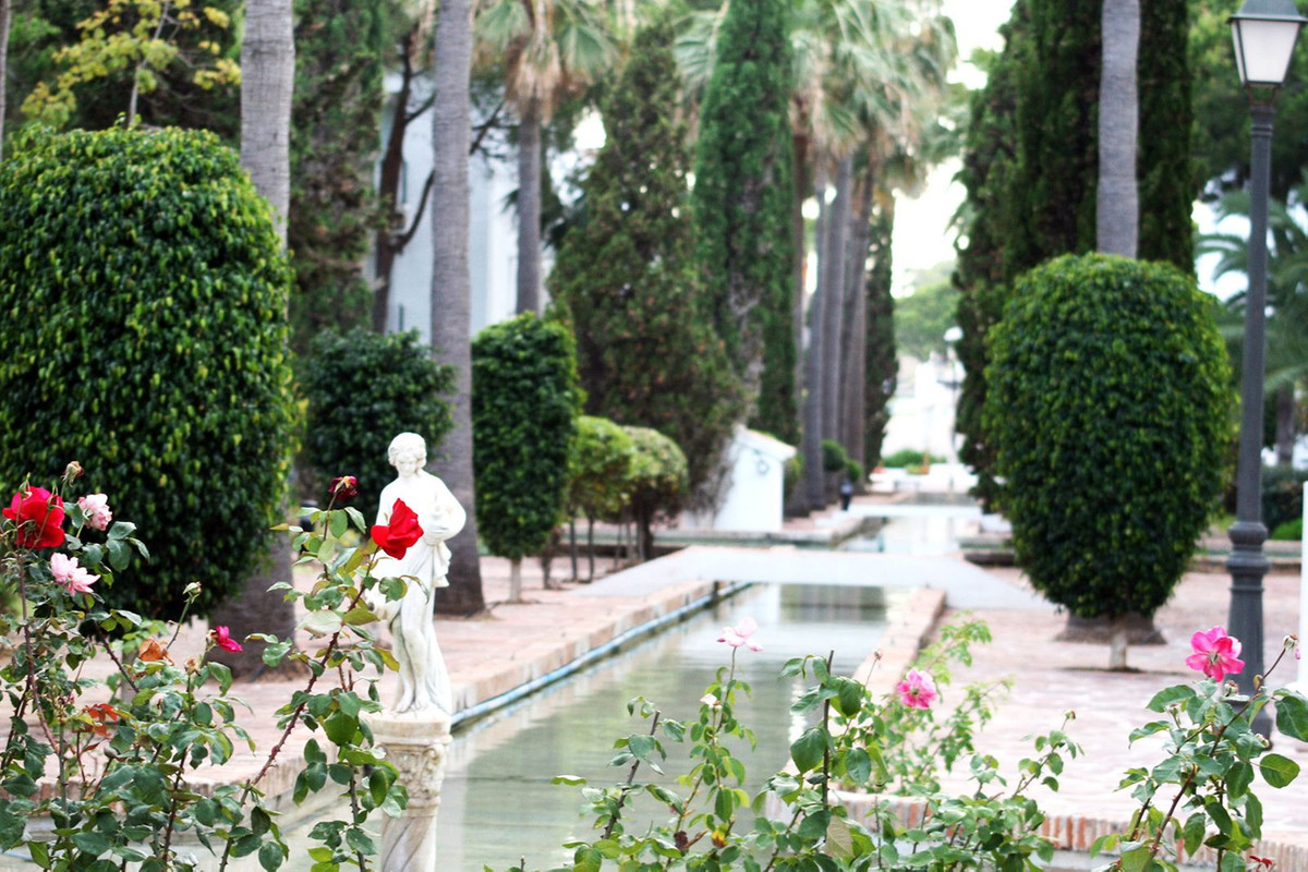 2 Bedroom Apartment in Estepona - Photo 4