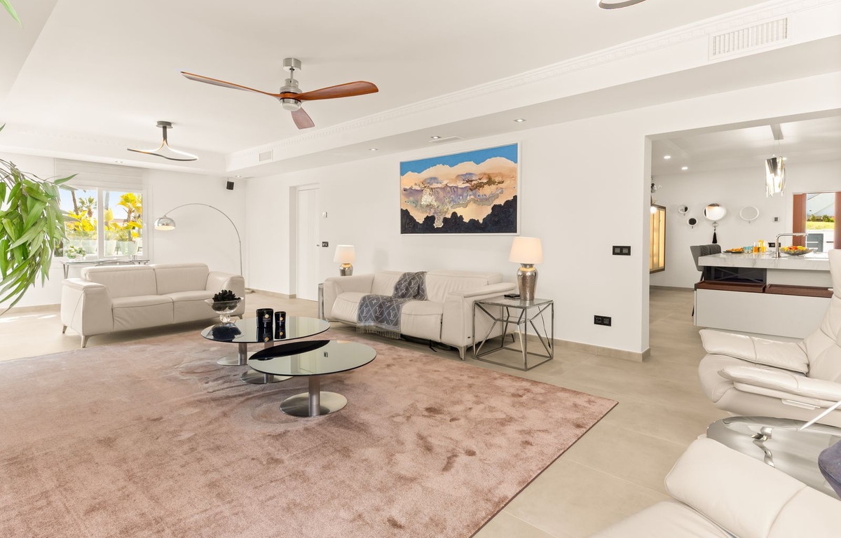 6 Bedroom Villa in Estepona - Photo 6