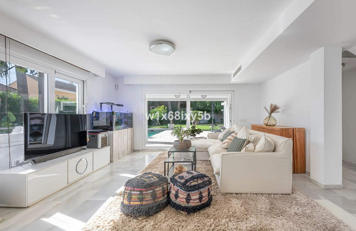 4 Bedroom Villa in Marbella - Photo 6