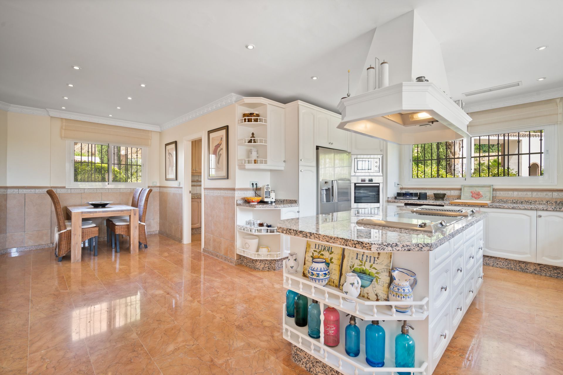 6 Bedroom Villa in Estepona - Photo 8