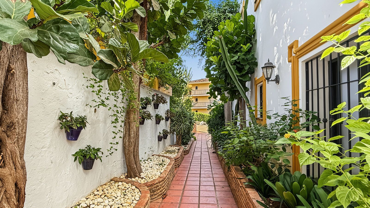 2 Bedroom Apartment in Mijas - Photo 2
