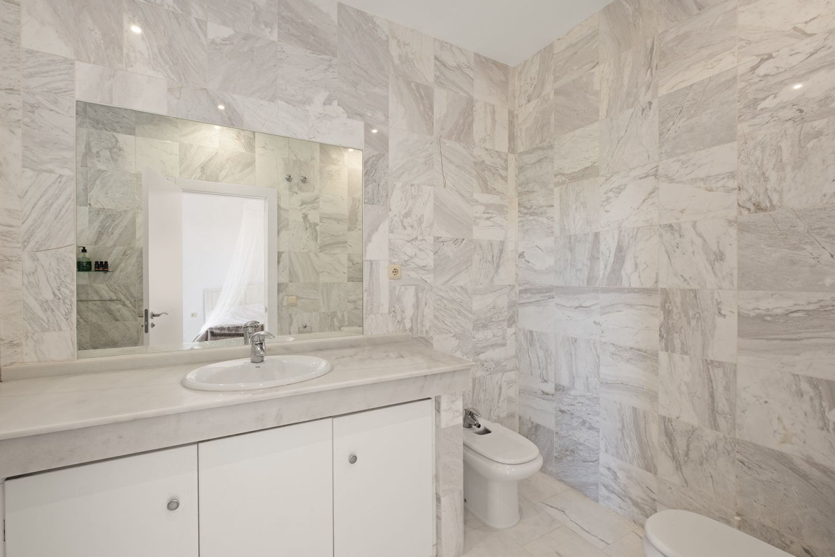 2 Bedroom Apartment in Marbella - Photo 10